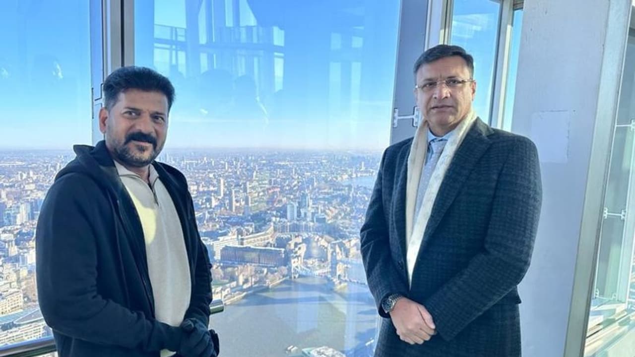 ఎంఐఎంతో కాంగ్రెస్ దోస్తీ.. లండన్ లో రేవంత్ రెడ్డి, ఒవైసీ భేటీ వెనకున్న మతలబేంటి ? ఎంఐఎంతో కాంగ్రెస్ దోస్తీ.. లండన్ లో రేవంత్ రెడ్డి, ఒవైసీ భేటీ వెనకున్న మతలబేంటి ?