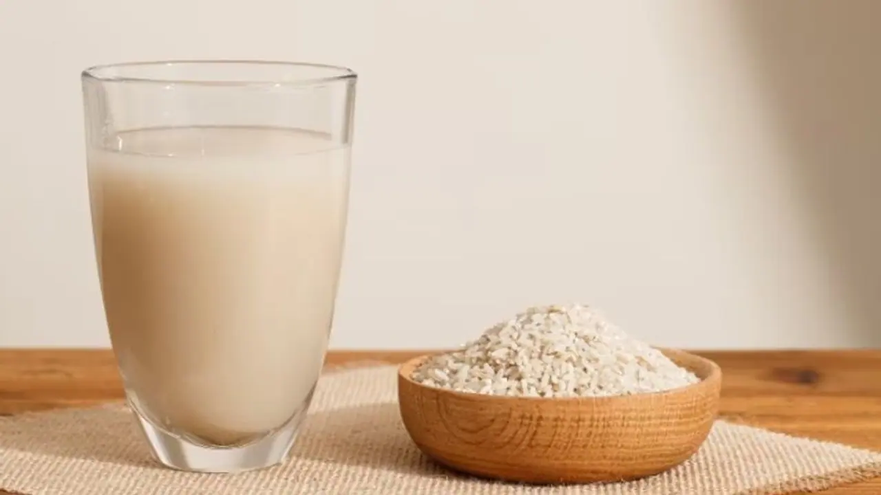 തലമുടി കൊഴിച്ചില് മാറ്റാനും മുടി വളരാനും കഞ്ഞിവെള്ളം; ഉപയോഗിക്കേണ്ടത് ഇങ്ങനെ തലമുടി കൊഴിച്ചില് മാറ്റാനും മുടി വളരാനും കഞ്ഞിവെള്ളം; ഉപയോഗിക്കേണ്ടത് ഇങ്ങനെ