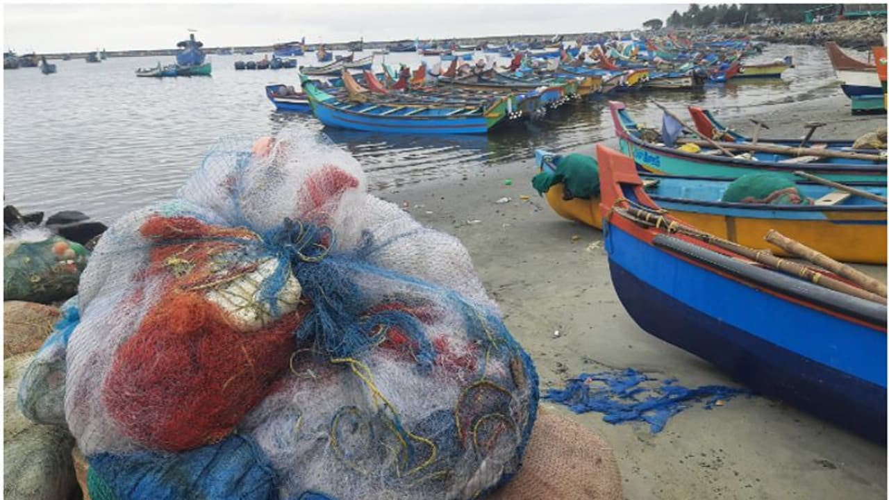 ശക്തമായ കാറ്റിനും മോശം കാലാവസ്ഥക്കും സാധ്യത; മീൻ പിടിക്കാൻ പോകരുത്, മത്സ്യത്തൊഴിലാളികൾക്ക് ജാഗ്രത നിര്ദ്ദേശം ശക്തമായ കാറ്റിനും മോശം കാലാവസ്ഥക്കും സാധ്യത; മീൻ പിടിക്കാൻ പോകരുത്, മത്സ്യത്തൊഴിലാളികൾക്ക് ജാഗ്രത നിര്ദ്ദേശം