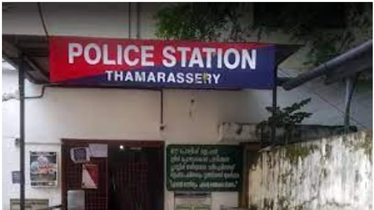 വിട്ടിലാകെ പ്രശ്നം, ഭാര്യയുടെ പരാതി; ഭർത്താവിനെ വിളിപ്പിച്ചു, പൊലീസ് സ്റ്റേഷനിൽ അതിലും വലിയ പ്രശ്നം! റിമാൻഡ്