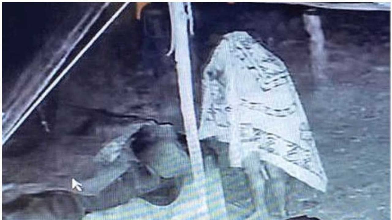 മലപ്പുറത്തെ വീടിന് പിന്നിൽ കണ്ടത്, പുതപ്പ് മൂടിയെത്തി, അകത്ത് കയറിയില്ല! നേരെ പോയത് മറ്റൊരിടത്തേക്ക്, മോഷണം മലപ്പുറത്തെ വീടിന് പിന്നിൽ കണ്ടത്, പുതപ്പ് മൂടിയെത്തി, അകത്ത് കയറിയില്ല! നേരെ പോയത് മറ്റൊരിടത്തേക്ക്, മോഷണം