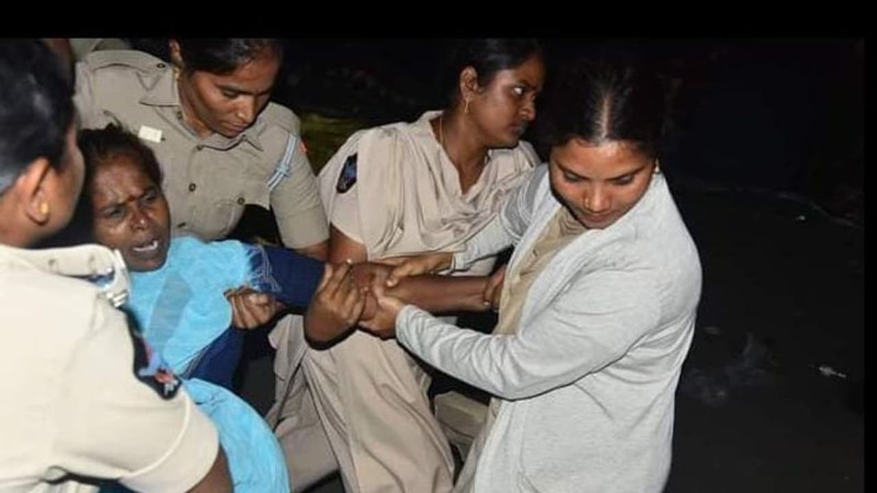 అంగన్వాడీల 'ఛలో విజయవాడ' ఉద్రిక్తం ... అర్థరాత్రి నిరాహారదీక్షా శిబిరంపై పోలీసుల ఉక్కుపాదం 