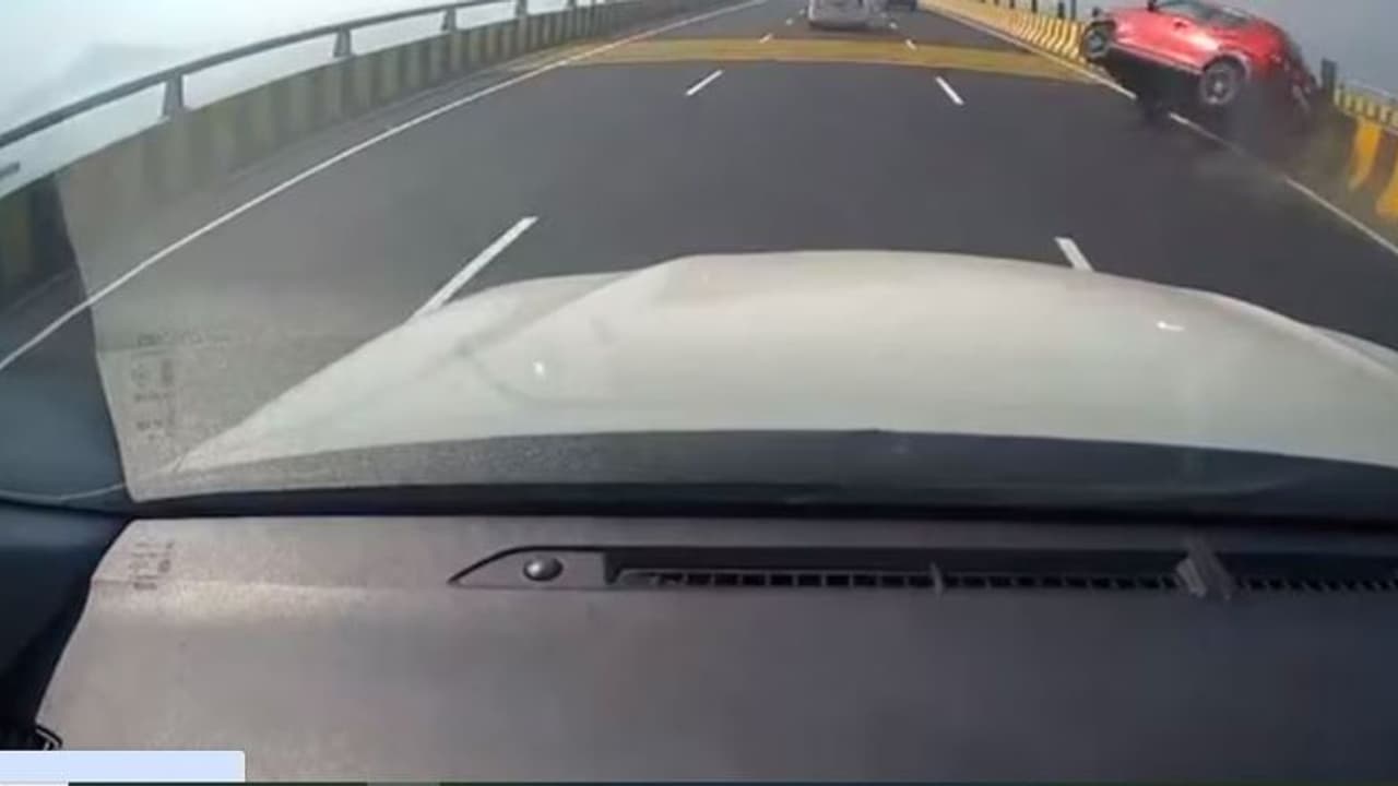 ಅಟಲ್ ಸೇತುವಿನಲ್ಲಿ ಅಪಘಾತ: ಹಿಂದಿದ್ದ ಕಾರಿನ ಡ್ಯಾಶ್ ಕ್ಯಾಮರಾದಲ್ಲಿ ಸೆರೆಯಾಯ್ತು ಭೀಕರ ದೃಶ್ಯ