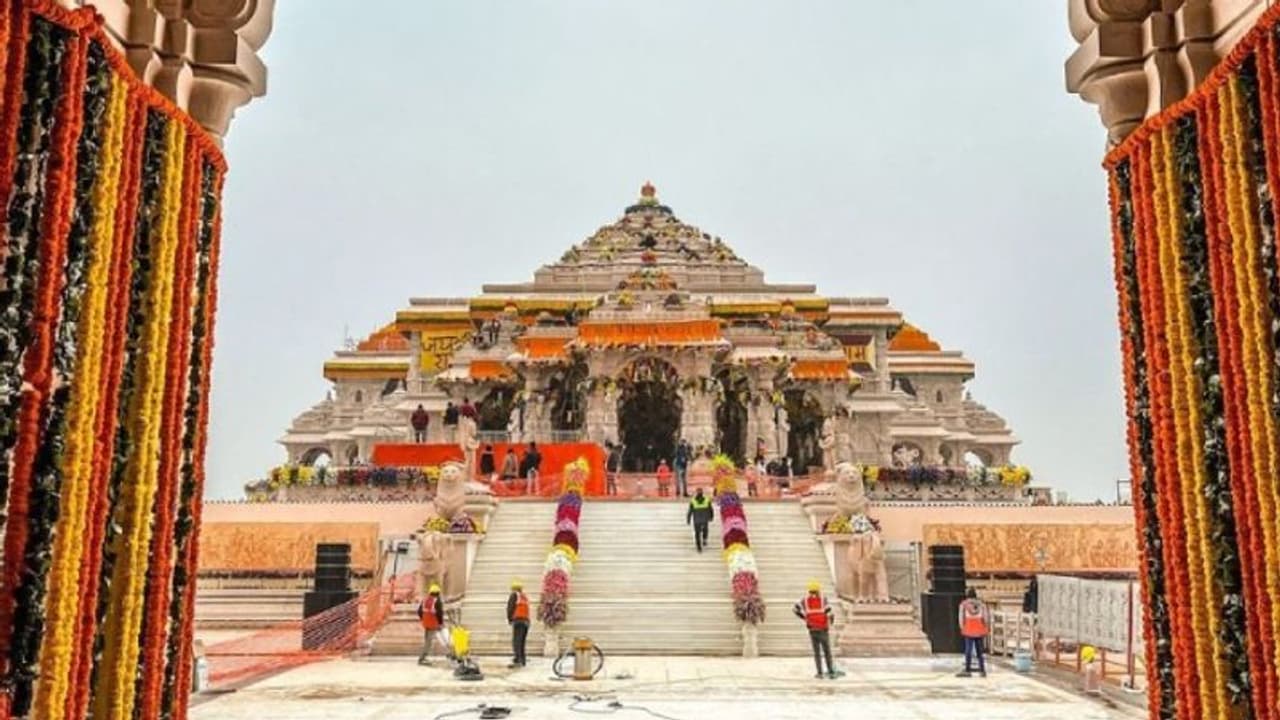 சூப்பர்ஸ்டார் முதல் மெகாஸ்டார் வரை... அயோத்தி ராமர் கோவில் குடமுழுக்கிற்கு படையெடுத்து வந்த சினிமா பிரபலங்கள்