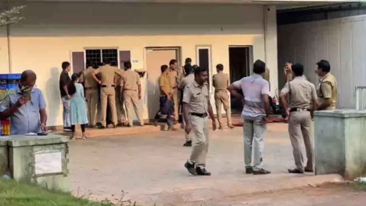 മുൻ ജീവനക്കാരന്റെ പരാക്രമം, മലപ്പുറത്തെ കമ്പനി ആറ് മണിക്കൂര് മുൾമുനയിൽ; പൊലീസും ഫയര്ഫോഴ്സും എത്തി രക്ഷ മുൻ ജീവനക്കാരന്റെ പരാക്രമം, മലപ്പുറത്തെ കമ്പനി ആറ് മണിക്കൂര് മുൾമുനയിൽ; പൊലീസും ഫയര്ഫോഴ്സും എത്തി രക്ഷ