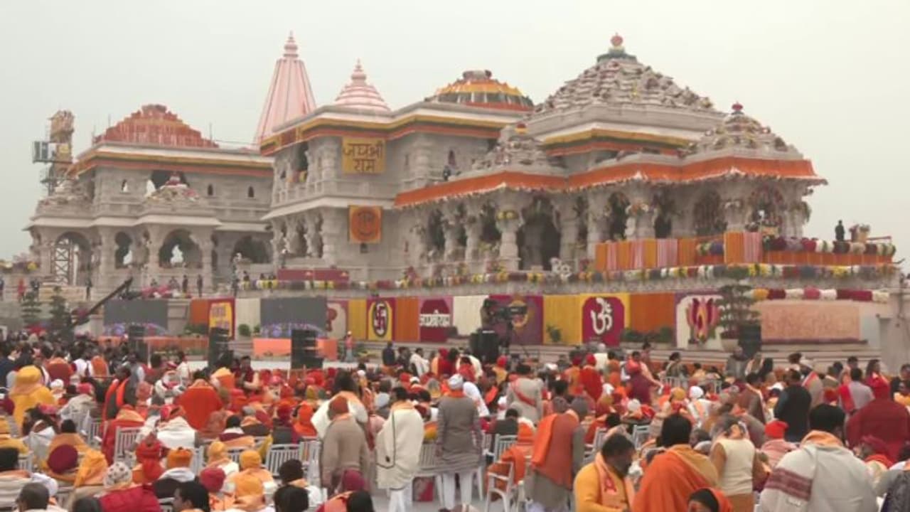 രാമമന്ത്ര മുഖരിതമായി അയോധ്യ, ചടങ്ങിൽ പങ്കെടുക്കാൻ പ്രധാനമന്ത്രിയെത്തി, പ്രാണ പ്രതിഷ്ഠ അല്പ്പസമയത്തിനകം രാമമന്ത്ര മുഖരിതമായി അയോധ്യ, ചടങ്ങിൽ പങ്കെടുക്കാൻ പ്രധാനമന്ത്രിയെത്തി, പ്രാണ പ്രതിഷ്ഠ അല്പ്പസമയത്തിനകം