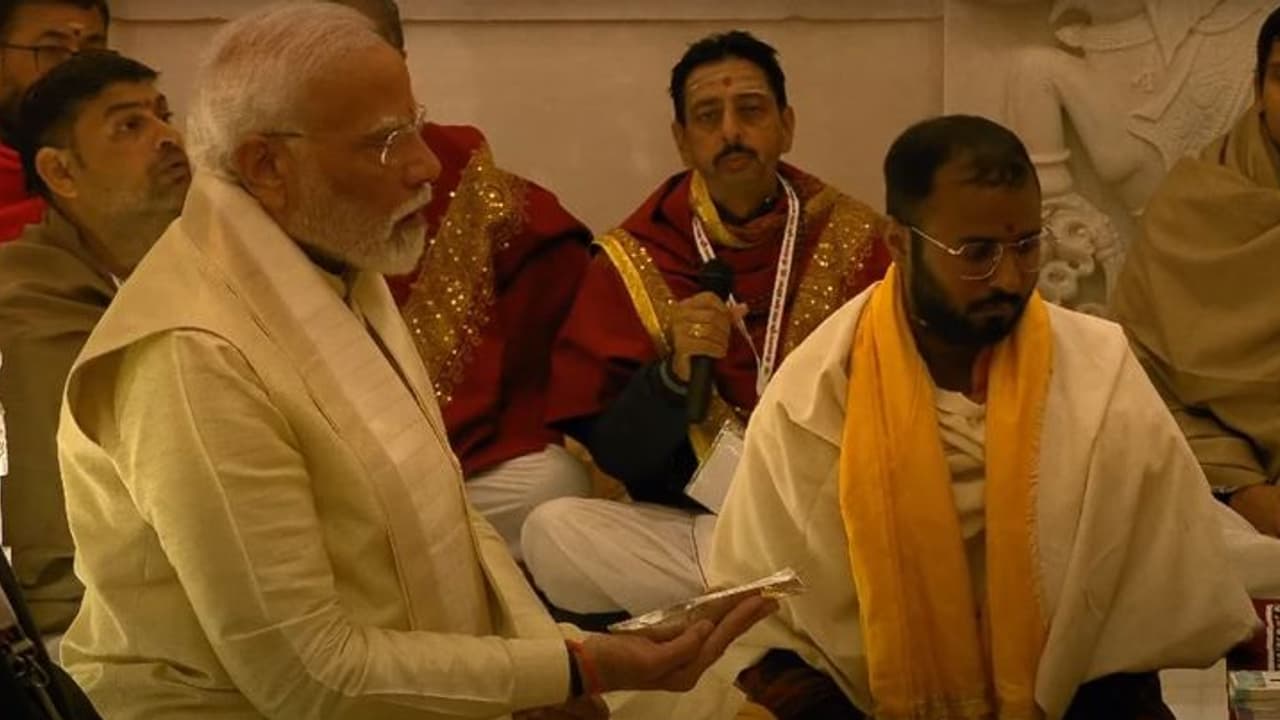 అయోధ్య రామ మందిరం:రామ్ లల్లా విగ్రహా ప్రాణ ప్రతిష్టలో పాల్గొన్న మోడీ అయోధ్య రామ మందిరం:రామ్ లల్లా విగ్రహా ప్రాణ ప్రతిష్టలో పాల్గొన్న మోడీ