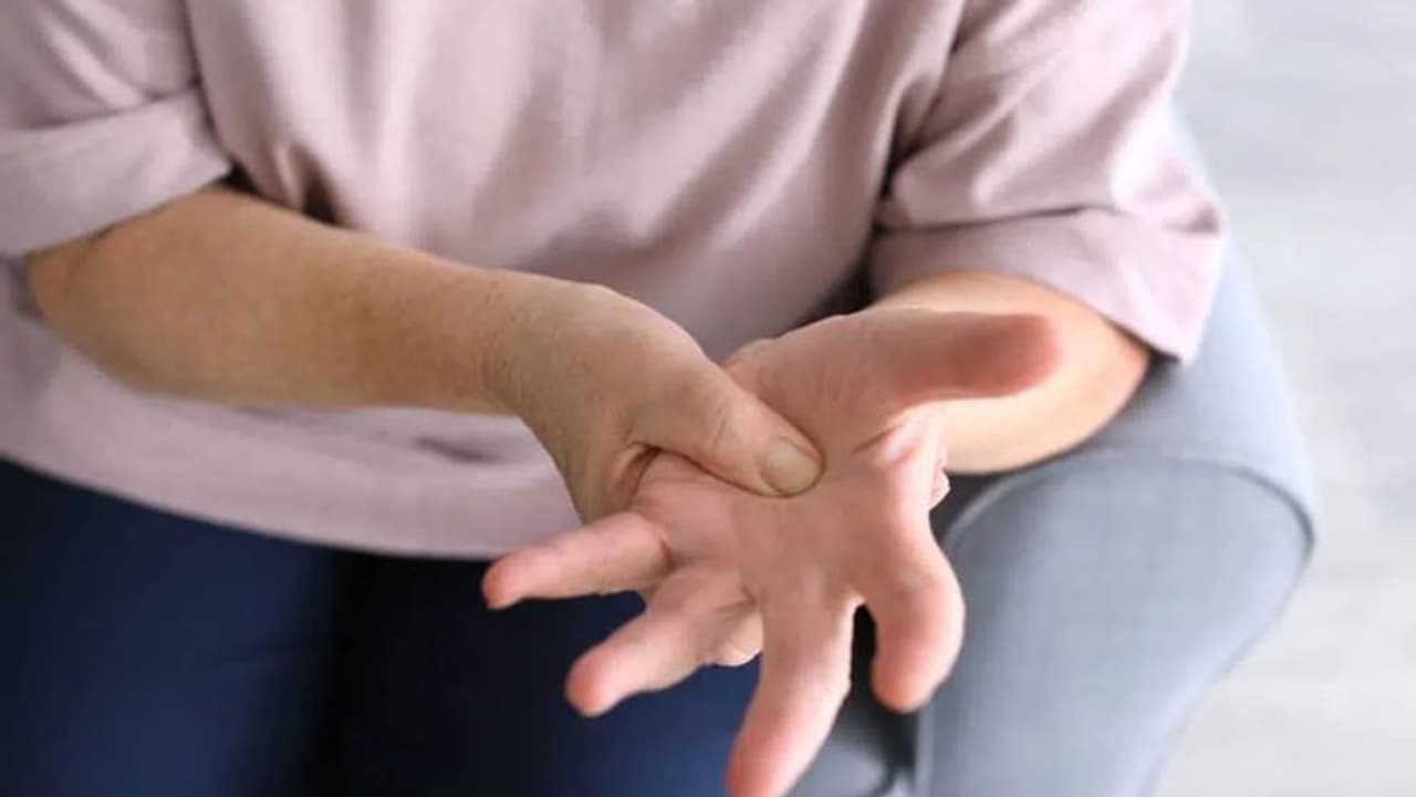 എല്ലുകള് പൊട്ടുക, പേശി ബലഹീനത, ചര്മ്മത്തിന്റെ ദൃഢത നഷ്ടപ്പെടുക; ഈ പോഷകത്തിന്റെ കുറവാകാം... എല്ലുകള് പൊട്ടുക, പേശി ബലഹീനത, ചര്മ്മത്തിന്റെ ദൃഢത നഷ്ടപ്പെടുക; ഈ പോഷകത്തിന്റെ കുറവാകാം...