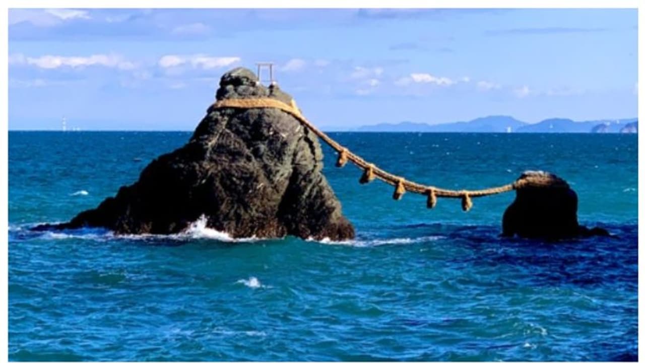 ഇഴപിരിയാത്ത ദാമ്പത്യത്തിന്റെ പ്രതീകമായി ജപ്പാനിലെ 'ഇവാ അക' എന്ന വിവാഹ പാറ' ! ഇഴപിരിയാത്ത ദാമ്പത്യത്തിന്റെ പ്രതീകമായി ജപ്പാനിലെ 'ഇവാ അക' എന്ന വിവാഹ പാറ' !