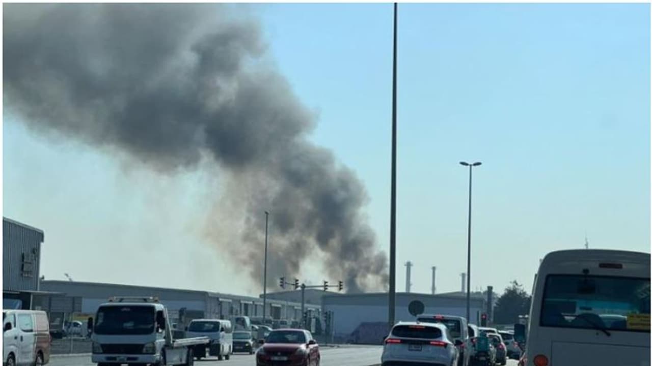 ദുബൈയില് വെയര്ഹൗസില് വൻ തീപിടിത്തം ദുബൈയില് വെയര്ഹൗസില് വൻ തീപിടിത്തം