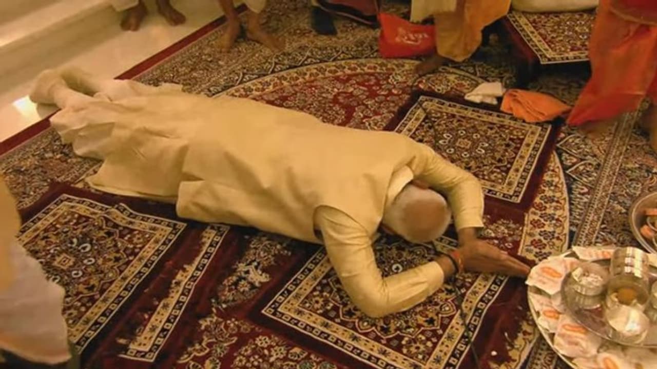 ராமர் சிலை முன்பு நெடுஞ்சாண்கிடையாக விழுந்து வணங்கிய பிரதமர் மோடி! ராமர் சிலை முன்பு நெடுஞ்சாண்கிடையாக விழுந்து வணங்கிய பிரதமர் மோடி!