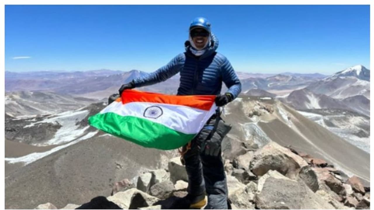 ലോകത്തിലെ ഏറ്റവും ഉയരം കൂടിയ അഗ്നിപര്വ്വതം കീഴടക്കി മലയാളി സര്ക്കാര് ഉദ്യോഗസ്ഥന് ! ലോകത്തിലെ ഏറ്റവും ഉയരം കൂടിയ അഗ്നിപര്വ്വതം കീഴടക്കി മലയാളി സര്ക്കാര് ഉദ്യോഗസ്ഥന് !