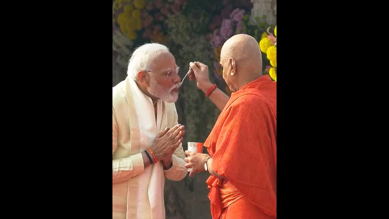 ಉಪವಾಸ ಅಂತ್ಯಗೊಳಿಸಲು ಏನಾದರು ಕೊಡುವುದಿದ್ದರೆ..,ಮೋದಿ ಮನವಿಗೆ ಭಾವುಕರಾದ ಸ್ವಾಮೀಜಿ! ಉಪವಾಸ ಅಂತ್ಯಗೊಳಿಸಲು ಏನಾದರು ಕೊಡುವುದಿದ್ದರೆ..,ಮೋದಿ ಮನವಿಗೆ ಭಾವುಕರಾದ ಸ್ವಾಮೀಜಿ!