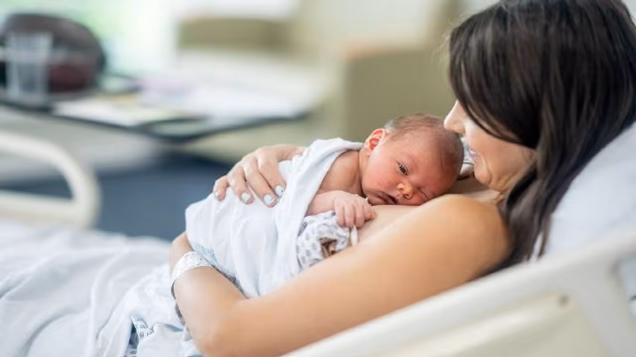 Parenting Tips : பிறந்த குழந்தைக்கு அடிக்கடி விக்கல் வந்தா இப்படி ட்ரை பண்ணி பாருங்க நின்றுவிடும்!