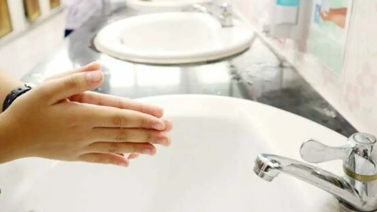 ബാത്ത്റൂമിലെ കണ്ണാടികള് എടുത്തുമാറ്റി സ്കൂള് അധികൃതര്; കാരണം ബഹുരസകരം... ബാത്ത്റൂമിലെ കണ്ണാടികള് എടുത്തുമാറ്റി സ്കൂള് അധികൃതര്; കാരണം ബഹുരസകരം...