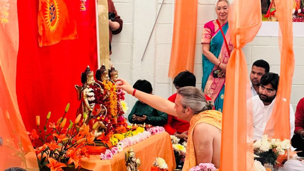 മെക്സിക്കോയില് ആദ്യ രാമക്ഷേത്രം: പ്രതിഷ്ഠ നടത്തിയത് അമേരിക്കന് പൂജാരി, ചിത്രങ്ങളും വീഡിയോയും മെക്സിക്കോയില് ആദ്യ രാമക്ഷേത്രം: പ്രതിഷ്ഠ നടത്തിയത് അമേരിക്കന് പൂജാരി, ചിത്രങ്ങളും വീഡിയോയും