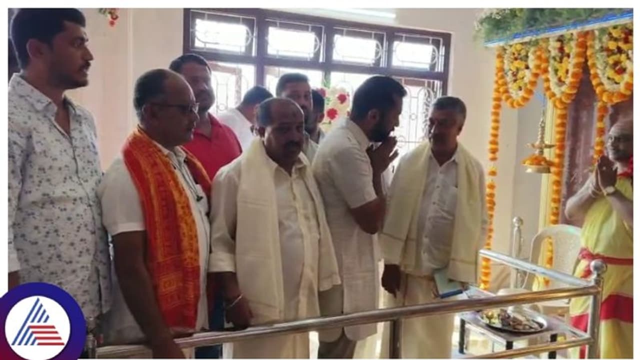 ಶ್ರೀರಾಮನ ಪ್ರತಿಷ್ಠಾಪನೆ, ಆಂಜನೇಯ ದೇವಾಲಯದಲ್ಲಿ ಪೂಜೆ ಸಲ್ಲಿಸಿದ ಮಡಿಕೇರಿ ಕಾಂಗ್ರೆಸ್ ಶಾಸಕ 