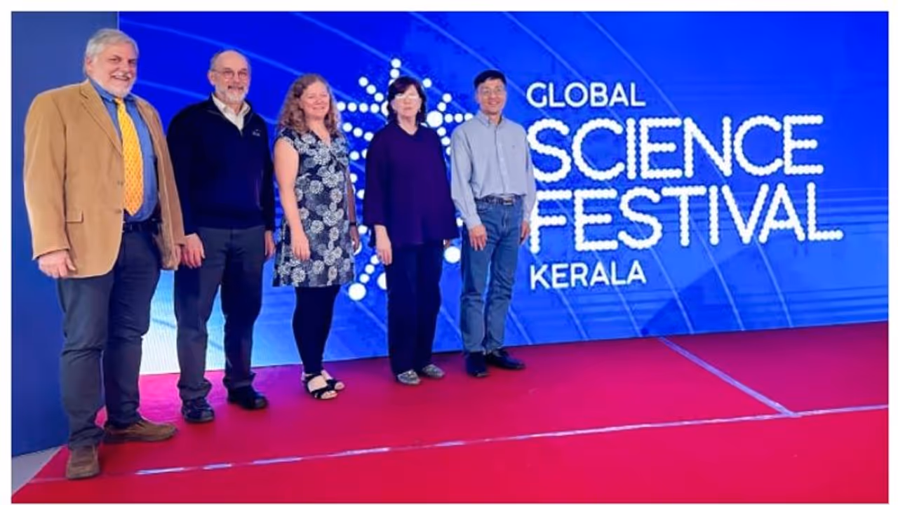 ഗ്ലോബൽ സയൻസ് ഫെസ്റ്റിവൽ കേരളയിൽ യു.എസ്. പവലിയൻ: അന്യഗ്രഹ ലോകത്തെക്കുറിച്ചുള്ള പ്രദർശനങ്ങൾ ശ്രദ്ധ നേടുന്നു ഗ്ലോബൽ സയൻസ് ഫെസ്റ്റിവൽ കേരളയിൽ യു.എസ്. പവലിയൻ: അന്യഗ്രഹ ലോകത്തെക്കുറിച്ചുള്ള പ്രദർശനങ്ങൾ ശ്രദ്ധ നേടുന്നു