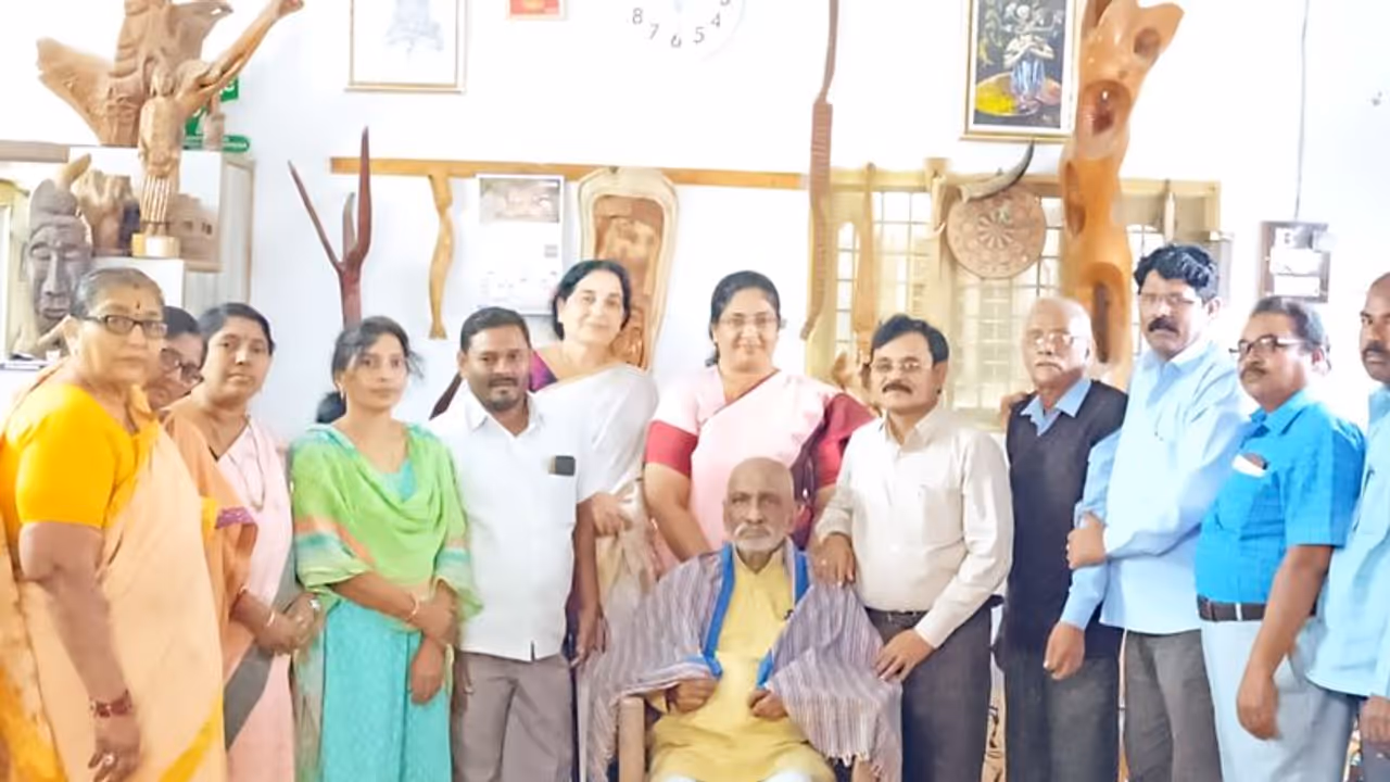 మనషులను కలిపేదే కవిత్వం