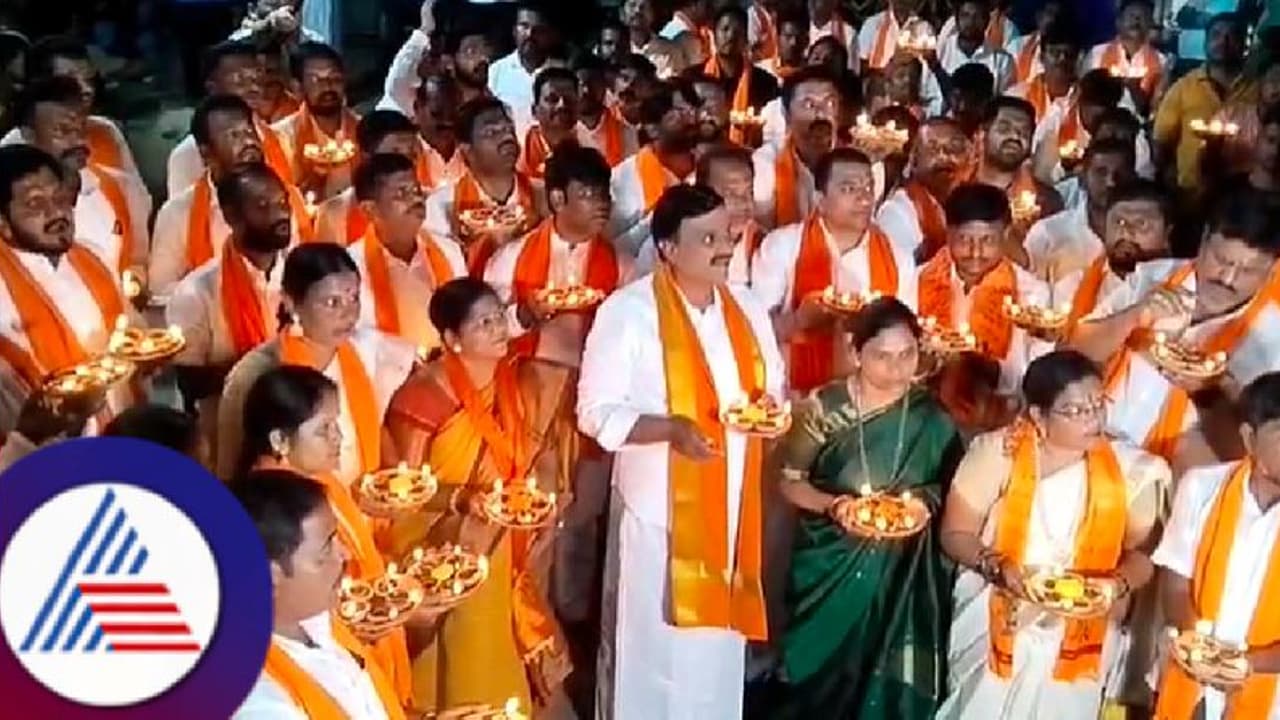 ಅಯೋಧ್ಯೆಯಲ್ಲಿ ಬಾಲರಾಮನ ಪ್ರಾಣಪ್ರತಿಷ್ಠೆ; ಅಂಜನಾದ್ರಿಯಲ್ಲಿ ಮೆಟ್ಟಿಲು ದೀಪೋತ್ಸವಕ್ಕೆ ರೆಡ್ಡಿ ದಂಪತಿ ಚಾಲನೆ ಅಯೋಧ್ಯೆಯಲ್ಲಿ ಬಾಲರಾಮನ ಪ್ರಾಣಪ್ರತಿಷ್ಠೆ; ಅಂಜನಾದ್ರಿಯಲ್ಲಿ ಮೆಟ್ಟಿಲು ದೀಪೋತ್ಸವಕ್ಕೆ ರೆಡ್ಡಿ ದಂಪತಿ ಚಾಲನೆ