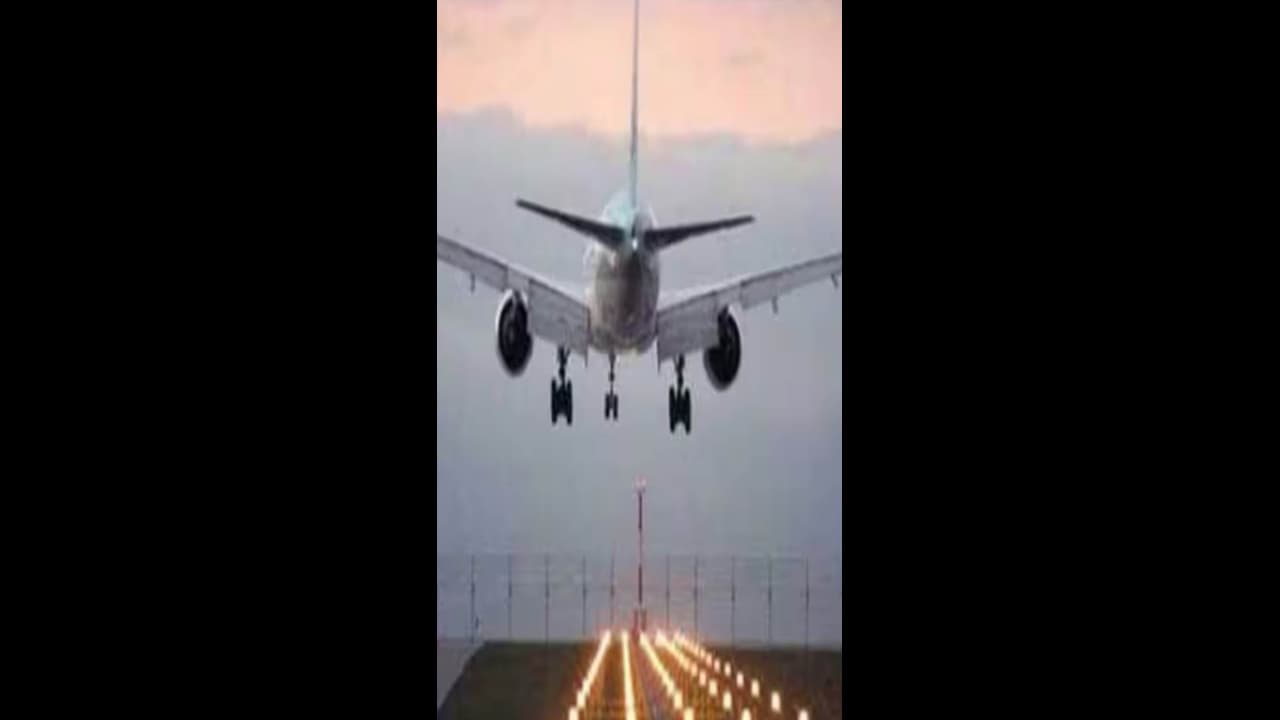  ముంబై ఎయిర్‌పోర్టులో విషాదం: వీల్ చైర్ లేక ప్రయాణీకుడు మృతి