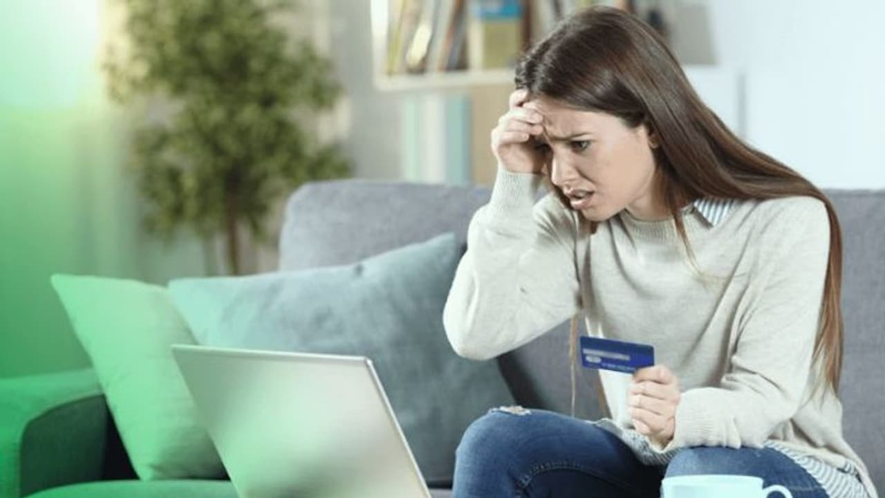 ഫ്രീ എന്നുകണ്ട് കണ്ണടച്ച് ക്രെഡിറ്റ് കാർഡ് എടുക്കാതിരിക്കുക; ഒളിഞ്ഞിരിക്കുന്ന ചാർജുകൾ ഇവയാകാം ഫ്രീ എന്നുകണ്ട് കണ്ണടച്ച് ക്രെഡിറ്റ് കാർഡ് എടുക്കാതിരിക്കുക; ഒളിഞ്ഞിരിക്കുന്ന ചാർജുകൾ ഇവയാകാം