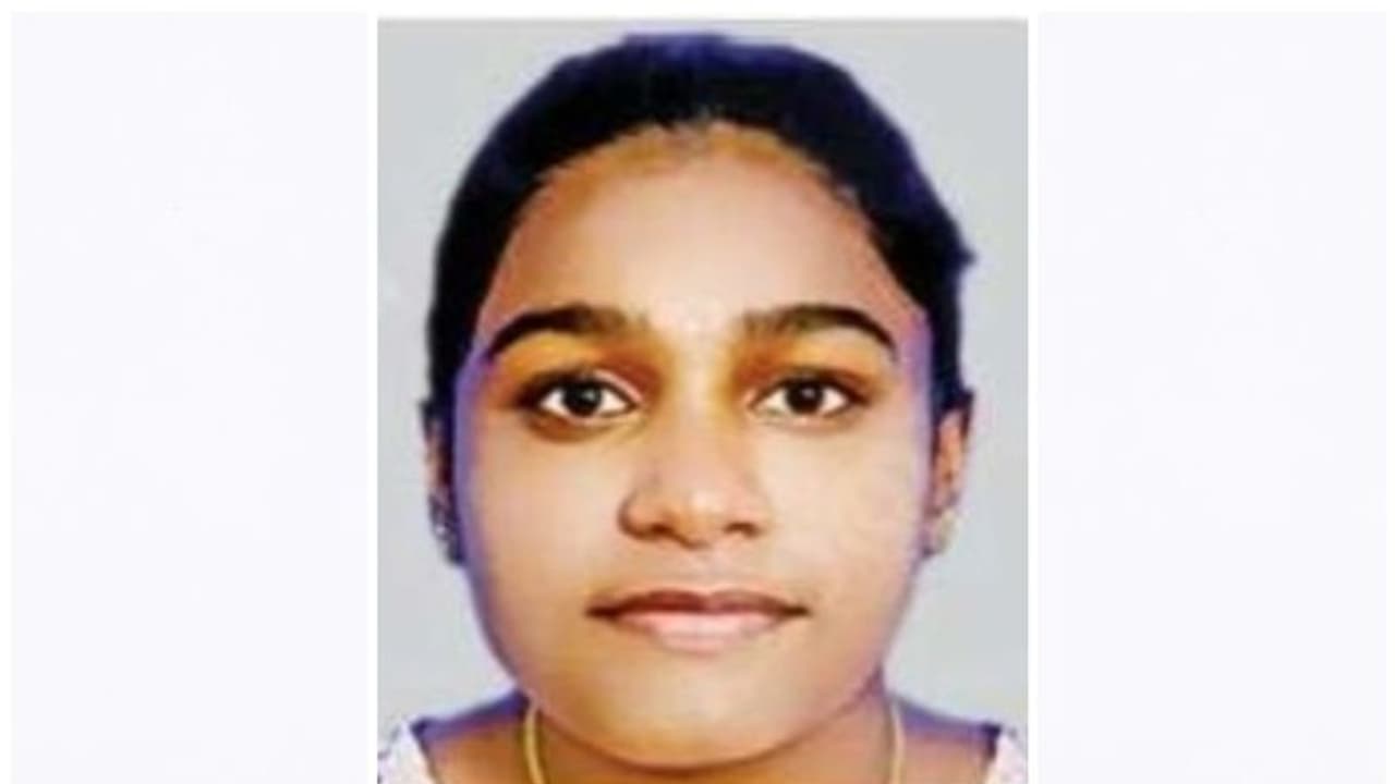 ഷാൾ കഴുത്തിൽ കുരുക്കി താഴേക്ക് ചാടി; നവോദയ സ്കൂളിൽ ആത്മഹത്യക്ക് ശ്രമിച്ച പ്ലസ് ടു വിദ്യാർത്ഥിനി മരിച്ചു ഷാൾ കഴുത്തിൽ കുരുക്കി താഴേക്ക് ചാടി; നവോദയ സ്കൂളിൽ ആത്മഹത്യക്ക് ശ്രമിച്ച പ്ലസ് ടു വിദ്യാർത്ഥിനി മരിച്ചു