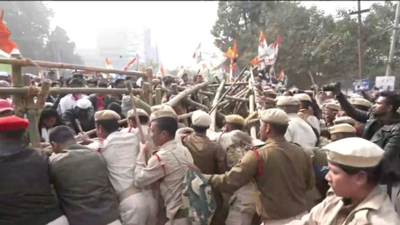 രാഹുലിന്റെ യാത്ര ഗുവാഹത്തിയിലേക്ക് കടക്കുന്നത് തടഞ്ഞ് പൊലീസ്; ബാരിക്കേഡ് പൊളിച്ച് പ്രവർത്തകർ, സംഘർഷം രാഹുലിന്റെ യാത്ര ഗുവാഹത്തിയിലേക്ക് കടക്കുന്നത് തടഞ്ഞ് പൊലീസ്; ബാരിക്കേഡ് പൊളിച്ച് പ്രവർത്തകർ, സംഘർഷം