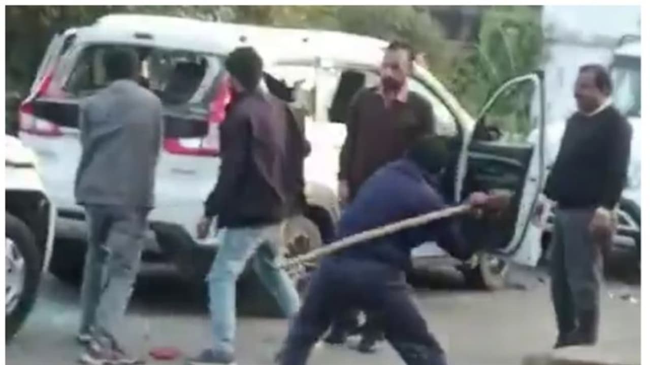 ഓവർടേക്ക് ചെയ്തത് മജിസ്ട്രേറ്റിന് പിടിച്ചില്ല, യുവാക്കൾക്ക് ക്രൂരമർദനം, വാഹനം തല്ലിത്തകർത്തു; ഒടുവിൽ സസ്പെൻഷൻ