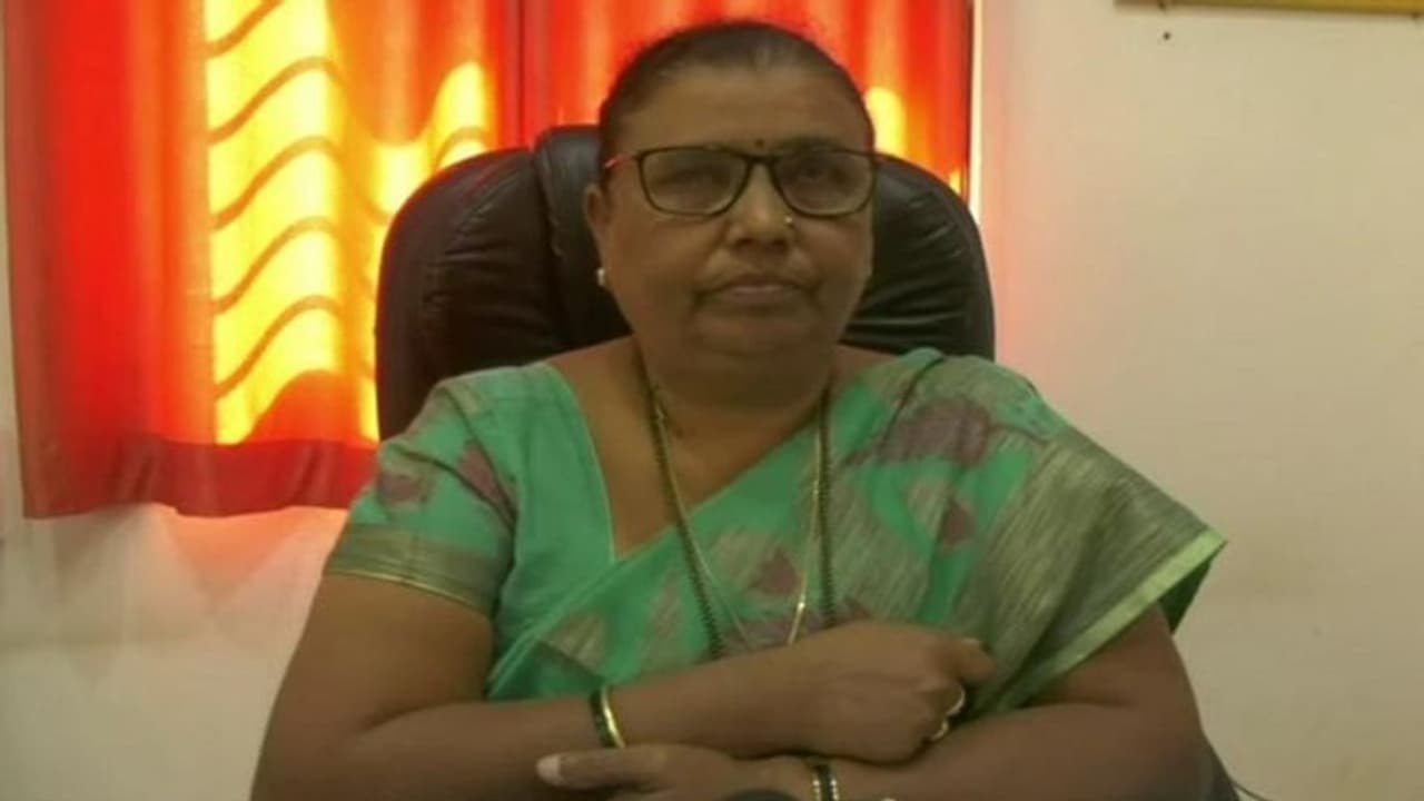 ಧಾರವಾಡ: ಜಿಪಂ ಸಿಇಓ ಮಾತಿಗೂ ಕ್ಯಾರೆ ಎನ್ನದ ಮಹಿಳಾ ಅಧಿಕಾರಿ, ಕುರ್ಚಿಗಾಗಿ ಗುದ್ದಾಟ..! ಧಾರವಾಡ: ಜಿಪಂ ಸಿಇಓ ಮಾತಿಗೂ ಕ್ಯಾರೆ ಎನ್ನದ ಮಹಿಳಾ ಅಧಿಕಾರಿ, ಕುರ್ಚಿಗಾಗಿ ಗುದ್ದಾಟ..!