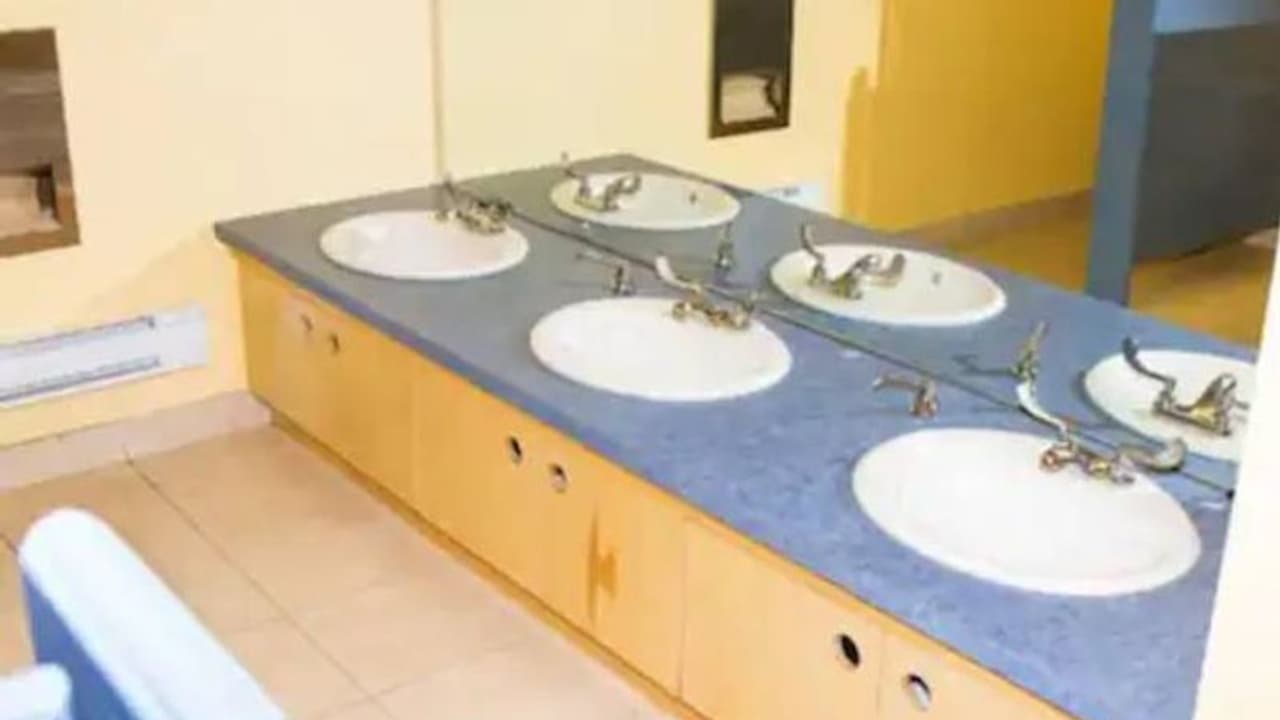 എന്ത് വിധിയിത്; ക്ലാസ് കട്ട് ചെയ്ത് ടിക്ടോക്ക് വീഡിയോഷൂട്ട്, ശുചിമുറിയിലെ കണ്ണാടികൾ നീക്കം ചെയ്ത് അധികൃതര് എന്ത് വിധിയിത്; ക്ലാസ് കട്ട് ചെയ്ത് ടിക്ടോക്ക് വീഡിയോഷൂട്ട്, ശുചിമുറിയിലെ കണ്ണാടികൾ നീക്കം ചെയ്ത് അധികൃതര്