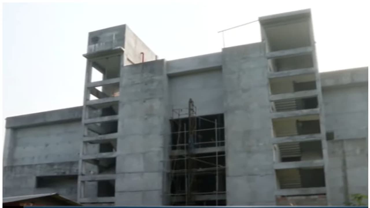 ആറ് മാസം കൊണ്ട് നിർമാണം പൂർത്തിയാക്കുമെന്ന് പറഞ്ഞ് തറക്കല്ലിട്ട തിയേറ്റർ, 3 കൊല്ലമായിട്ടും തുറന്നില്ല ആറ് മാസം കൊണ്ട് നിർമാണം പൂർത്തിയാക്കുമെന്ന് പറഞ്ഞ് തറക്കല്ലിട്ട തിയേറ്റർ, 3 കൊല്ലമായിട്ടും തുറന്നില്ല