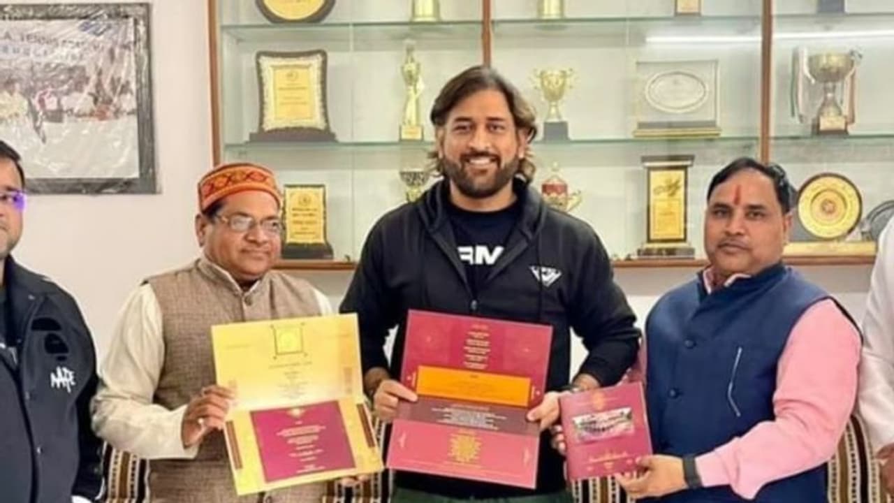 അയോധ്യയിലെ പ്രാണ പ്രതിഷ്ഠാ ചടങ്ങിലേക്ക് ക്ഷണം ലഭിച്ചിട്ടും പോയില്ല, എം എസ് ധോണിക്കെതിരെ സൈബര് ആക്രമണം അയോധ്യയിലെ പ്രാണ പ്രതിഷ്ഠാ ചടങ്ങിലേക്ക് ക്ഷണം ലഭിച്ചിട്ടും പോയില്ല, എം എസ് ധോണിക്കെതിരെ സൈബര് ആക്രമണം