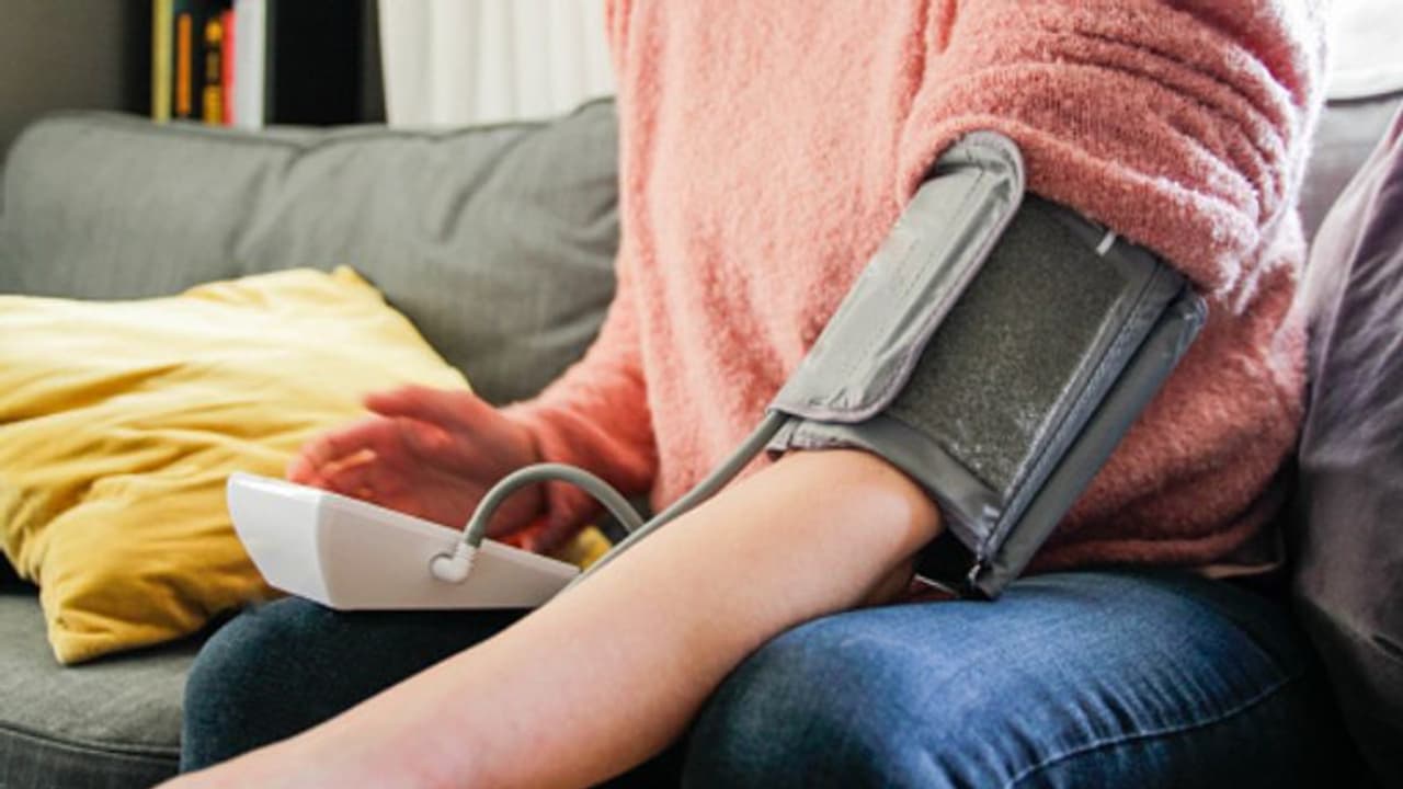 ഉയര്ന്ന രക്തസമ്മര്ദ്ദം കുറയ്ക്കാനും ഹൃദയാരോഗ്യം സംരക്ഷിക്കാനും ശ്രദ്ധിക്കേണ്ട കാര്യങ്ങള്... ഉയര്ന്ന രക്തസമ്മര്ദ്ദം കുറയ്ക്കാനും ഹൃദയാരോഗ്യം സംരക്ഷിക്കാനും ശ്രദ്ധിക്കേണ്ട കാര്യങ്ങള്...