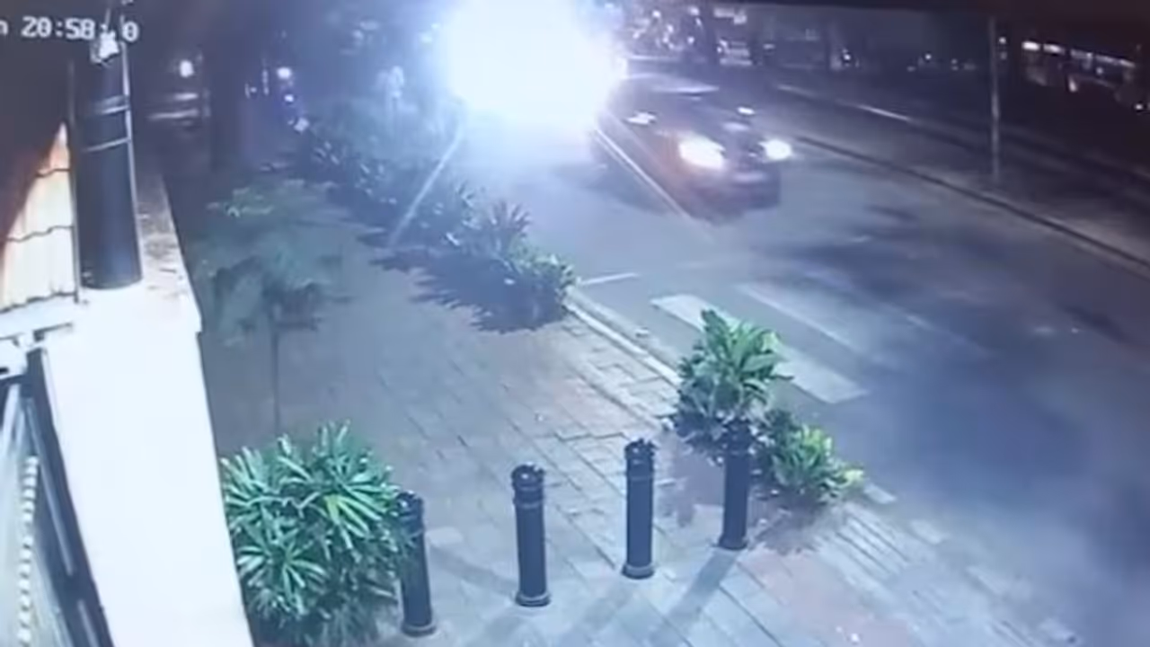 കാറുകൾ ഉരസി, പിന്നാലെ വാക്കേറ്റം, ബോണറ്റിലേക്ക് ചാടിക്കയറിയ യുവാവുമായി കുതിച്ച് പാഞ്ഞ് ആഡംബര കാർ, കേസ് കാറുകൾ ഉരസി, പിന്നാലെ വാക്കേറ്റം, ബോണറ്റിലേക്ക് ചാടിക്കയറിയ യുവാവുമായി കുതിച്ച് പാഞ്ഞ് ആഡംബര കാർ, കേസ്