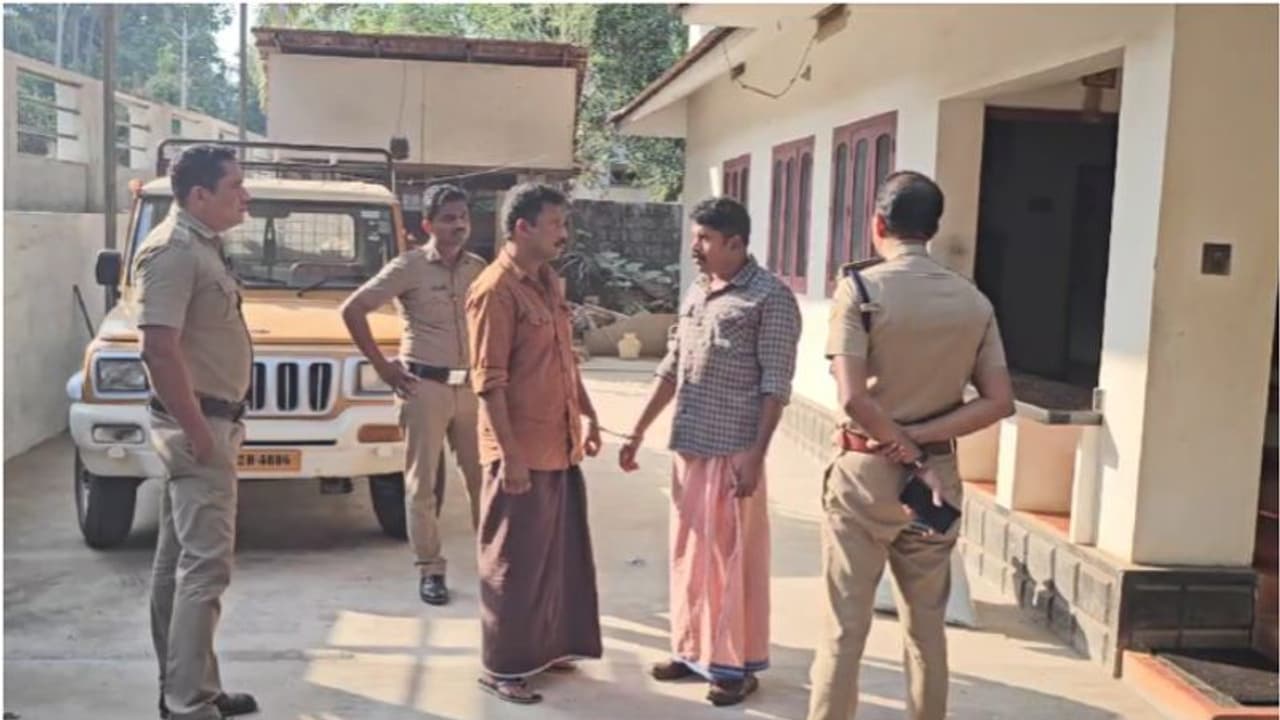 പകൽ ബൈക്കിൽ കറങ്ങി നടന്ന് അടയ്ക്ക നോക്കിവെക്കും; രാത്രി കാറിലെത്തി മോഷ്ടിക്കും, പ്രതികൾ പിടിയിൽ പകൽ ബൈക്കിൽ കറങ്ങി നടന്ന് അടയ്ക്ക നോക്കിവെക്കും; രാത്രി കാറിലെത്തി മോഷ്ടിക്കും, പ്രതികൾ പിടിയിൽ