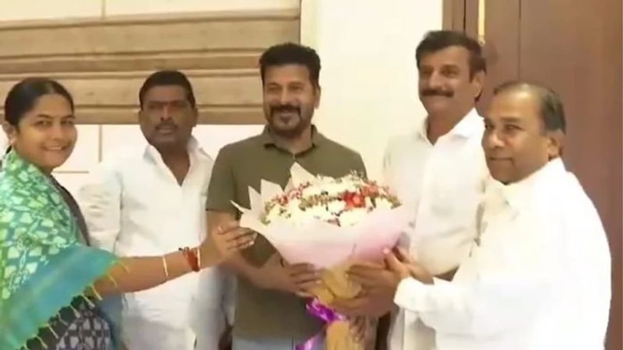 Revanth Reddy: సీఎం రేవంత్ రెడ్డిని కలిసిన నలుగురు బీఆర్ఎస్ ఎమ్మెల్యేలు.. ఏం జరుగుతోంది..? 