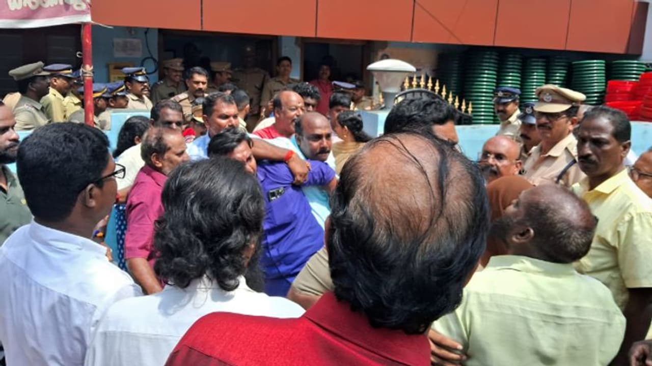 തിരുവനന്തപുരം കോർപറേഷൻ വാർഡ് ഉപതെരഞ്ഞെടുപ്പിൽ സിപിഎം കള്ളവോട്ട് ചേർക്കുന്നതായി ബിജെപി, പ്രതിഷേധം, സംഘര്‍ഷം