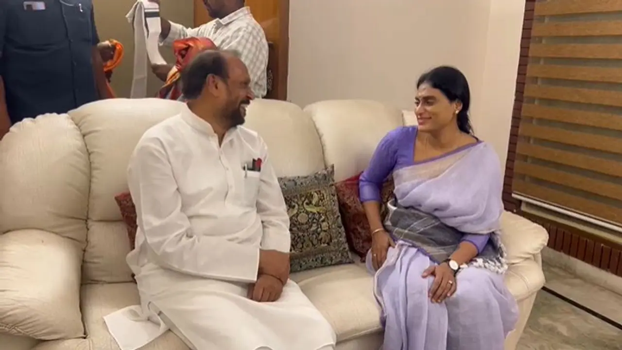 నేనూ, షర్మిల వైసీపీలోనే వుండాల్సింది.. కానీ : కొణతాల రామకృష్ణ సంచలన వ్యాఖ్యలు నేనూ, షర్మిల వైసీపీలోనే వుండాల్సింది.. కానీ : కొణతాల రామకృష్ణ సంచలన వ్యాఖ్యలు