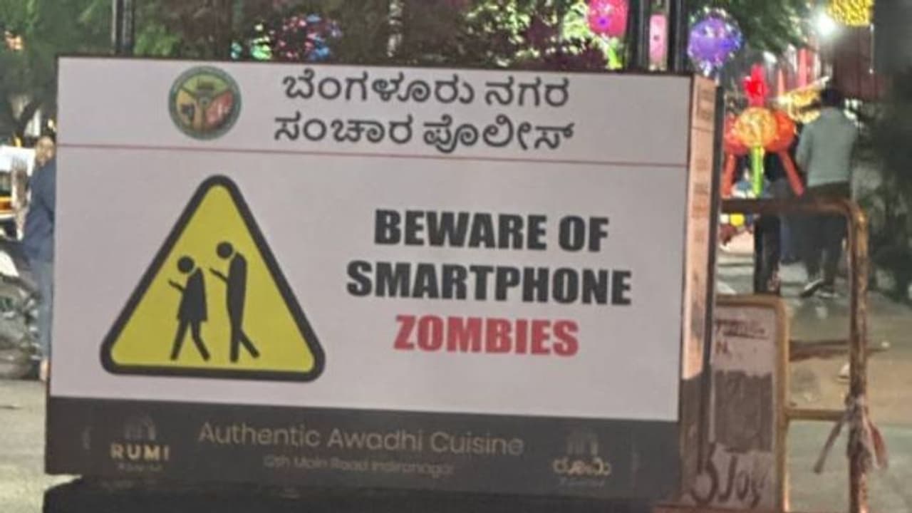 'സ്മാർട്ട്ഫോൺ സോംബികളെ സൂക്ഷിക്കുക'; വൈറലായ ആ ബോർഡിന് പിന്നിലെന്ത്? 'സ്മാർട്ട്ഫോൺ സോംബികളെ സൂക്ഷിക്കുക'; വൈറലായ ആ ബോർഡിന് പിന്നിലെന്ത്?