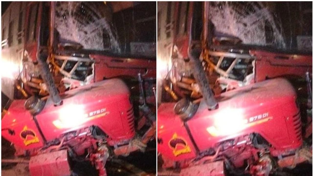 ബസ് ട്രാക്ടറിലും കാറിലും ഇടിച്ചുകയറി, ആറ് മരണം, സംഭവം മഹാരാഷ്ട്രയിലെ കല്യാണ് റോഡിൽ ബസ് ട്രാക്ടറിലും കാറിലും ഇടിച്ചുകയറി, ആറ് മരണം, സംഭവം മഹാരാഷ്ട്രയിലെ കല്യാണ് റോഡിൽ