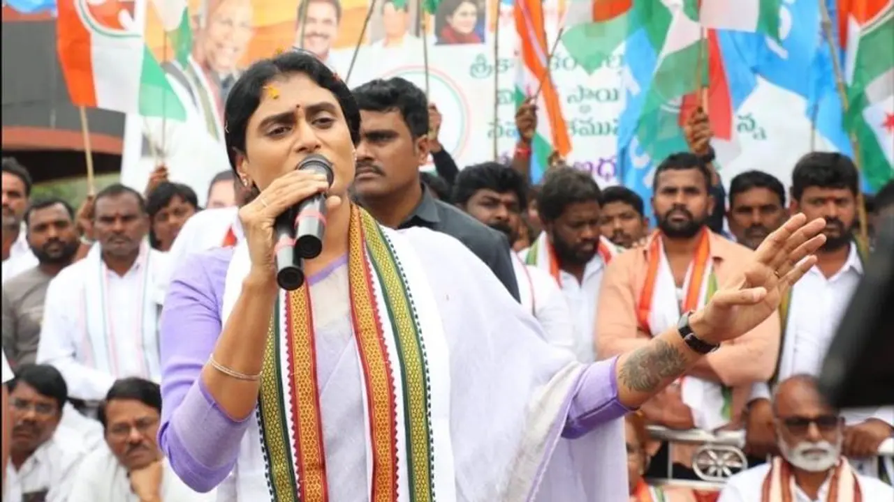 సాక్షిలో జగన్ కు నాకూ సమాన వాటా: కడపలో వై.ఎస్. షర్మిల