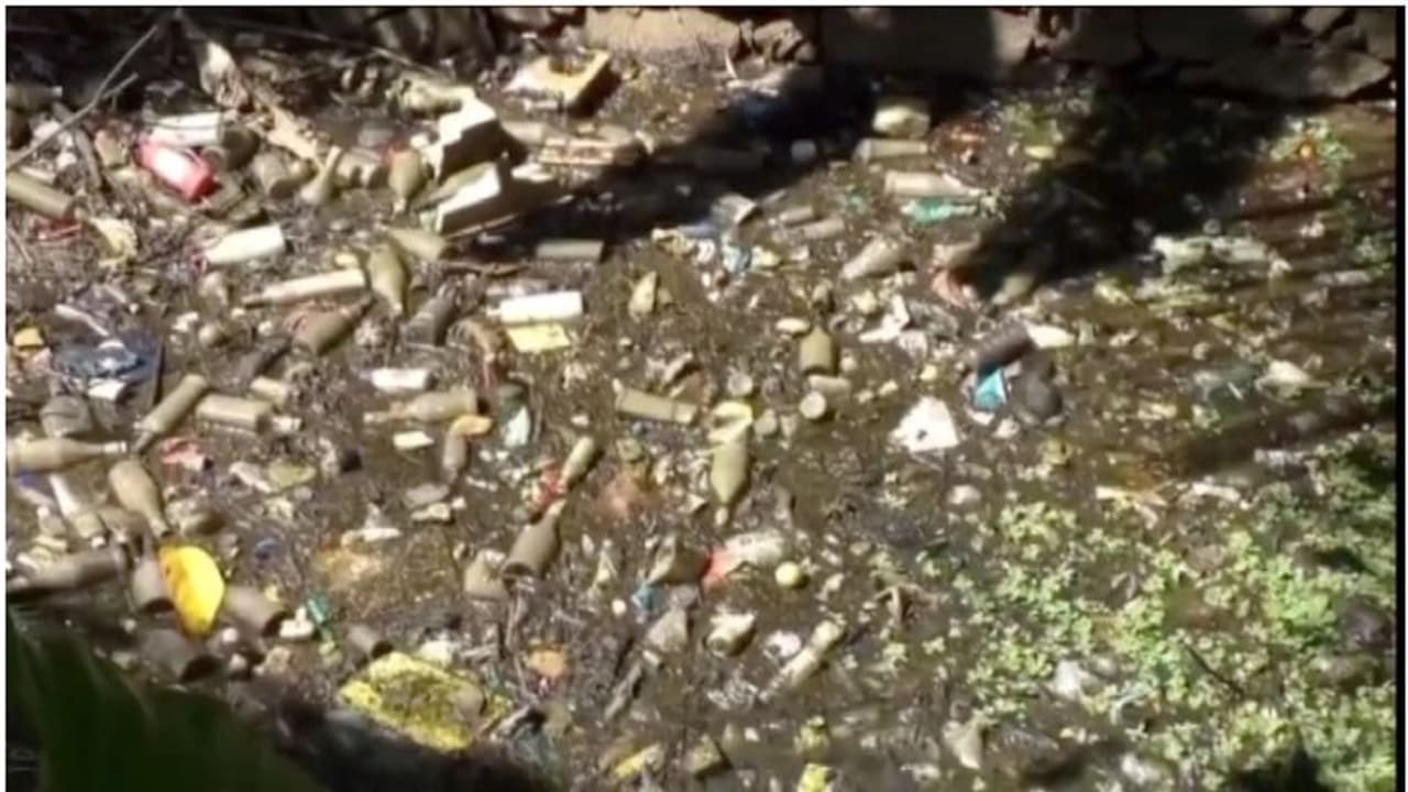 മാലിന്യം തള്ളി ഒഴുക്ക് നിലച്ച് അച്ചന്കോവിലാർ, കുടിക്കാനും ശുദ്ധജലമില്ല, ക്യാമറ സ്ഥാപിക്കണമെന്ന് നാട്ടുകാർ മാലിന്യം തള്ളി ഒഴുക്ക് നിലച്ച് അച്ചന്കോവിലാർ, കുടിക്കാനും ശുദ്ധജലമില്ല, ക്യാമറ സ്ഥാപിക്കണമെന്ന് നാട്ടുകാർ