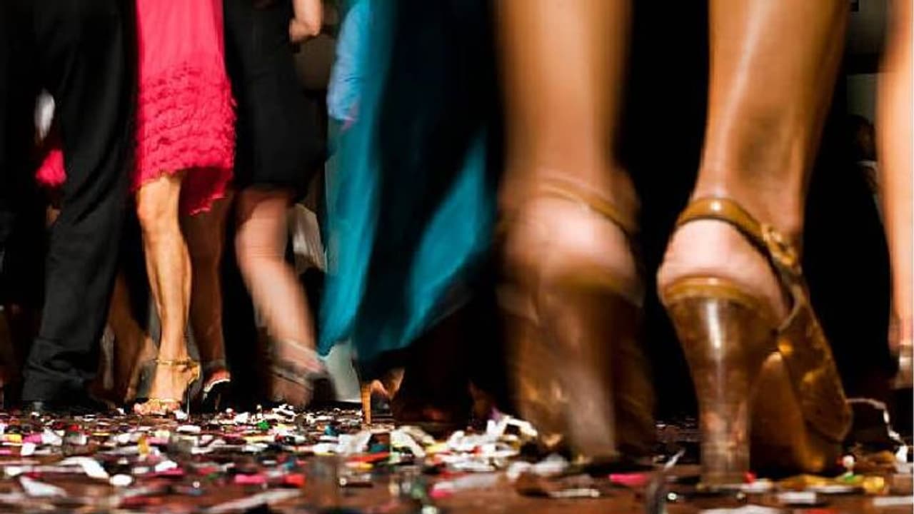 ഡാൻസ്ഫ്ലോർ തകർന്നു; വധൂവരന്മാരും അതിഥികളും വീണത് 25 അടി താഴ്ചയിലേക്ക്..! ഡാൻസ്ഫ്ലോർ തകർന്നു; വധൂവരന്മാരും അതിഥികളും വീണത് 25 അടി താഴ്ചയിലേക്ക്..!