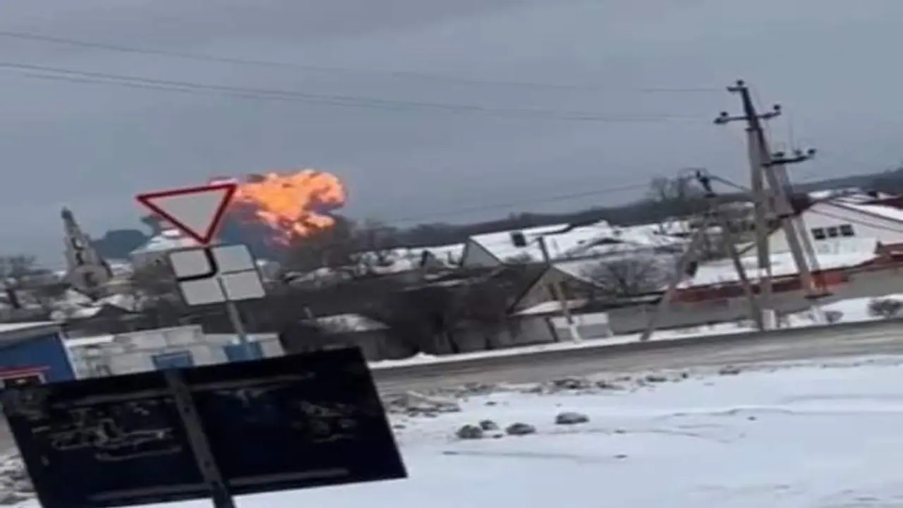 65 உக்ரைன் போர்க் கைதிகளை ஏற்றிச் சென்ற ரஷ்ய விமானம் விபத்து 65 உக்ரைன் போர்க் கைதிகளை ஏற்றிச் சென்ற ரஷ்ய விமானம் விபத்து