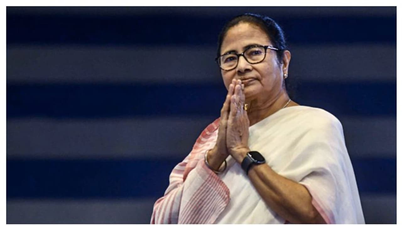 കൂട്ടിയിടി ഒഴിവാക്കാൻ വാഹനം ബ്രേക്ക് ചെയ്തു; മമത ബാനർജി സഞ്ചരിച്ച വാഹനം അപകടത്തിൽ പെട്ടു, പരിക്ക്