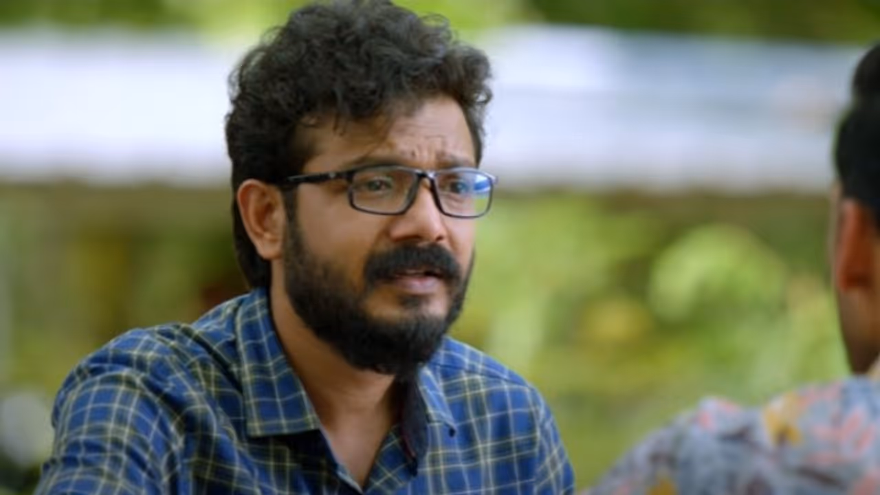 നടൻ ശ്രീനാഥ് ഭാസിയുടെ ലൈസൻസ് ഒരു മാസത്തേക്ക് സസ്പെൻഡ് ചെയ്തു; അപകടശേഷം വാഹനം നിർത്താതെ പോയതിൽ നടപടി നടൻ ശ്രീനാഥ് ഭാസിയുടെ ലൈസൻസ് ഒരു മാസത്തേക്ക് സസ്പെൻഡ് ചെയ്തു; അപകടശേഷം വാഹനം നിർത്താതെ പോയതിൽ നടപടി