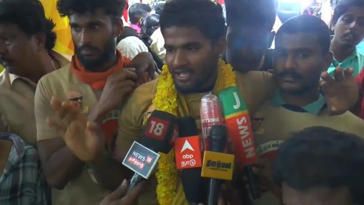 அலங்காநல்லூரில் தவற விட்ட முதல் பரிசை அரங்கத்தில் தட்டி தூக்கிய வீரர் அபிசித்தர்