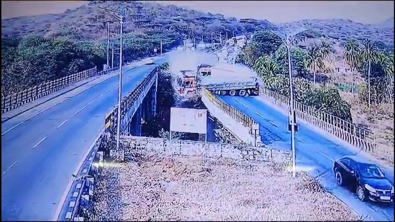 Thoppur Accident: தொப்பூர் தேசிய நெடுஞ்சாலையில் அடுத்தடுத்து 5 வாகனங்கள் மோதி கோர விபத்து 4 பேர் பலி Thoppur Accident: தொப்பூர் தேசிய நெடுஞ்சாலையில் அடுத்தடுத்து 5 வாகனங்கள் மோதி கோர விபத்து 4 பேர் பலி