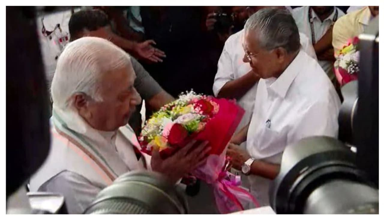 കൈകൊടുത്തില്ല, ഉപചാരങ്ങളുമില്ല; നയ പ്രഖ്യാപനം ഒരു മിനിറ്റിൽ അവസാനിപ്പിച്ച് ഗവർണർ കൈകൊടുത്തില്ല, ഉപചാരങ്ങളുമില്ല; നയ പ്രഖ്യാപനം ഒരു മിനിറ്റിൽ അവസാനിപ്പിച്ച് ഗവർണർ